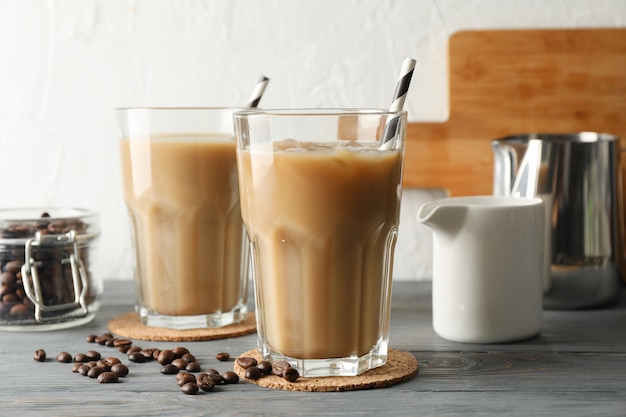 Composición con vasos de café helado en madera