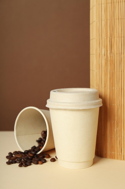 Composición de vasos de papel en blanco para el concepto de entrega y comida para llevar