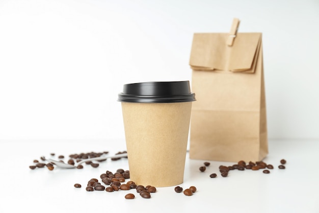 Composición de vasos de papel en blanco para el concepto de entrega y comida para llevar