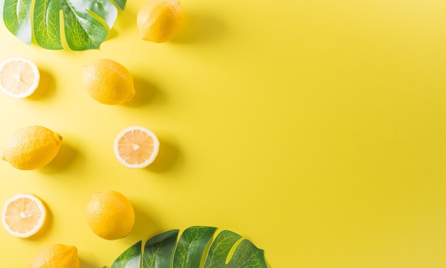 Composición de verano hecha de naranjas limón o lima sobre fondo amarillo pastel Concepto mínimo de fruta Espacio de copia de vista superior plana