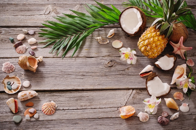 Composición de verano en mesa de madera