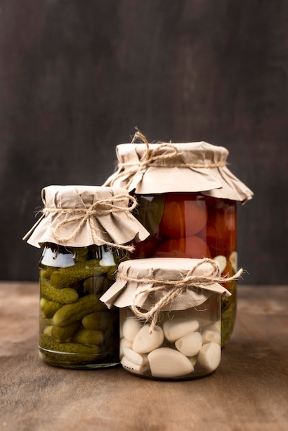 Foto composición con verduras en escabeche