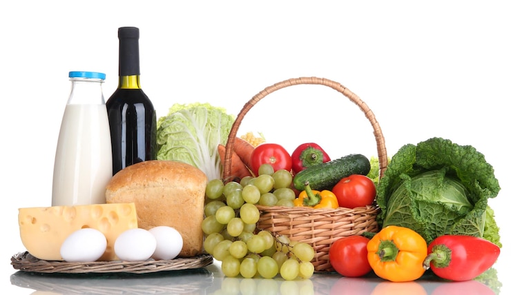Foto composición con verduras y frutas en cesta de mimbre aislado en blanco