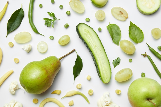 Composición con verduras y frutas frescas en una mesa blanca