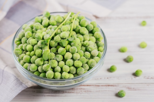 Composición con verduras orgánicas congeladas en una madera blanca