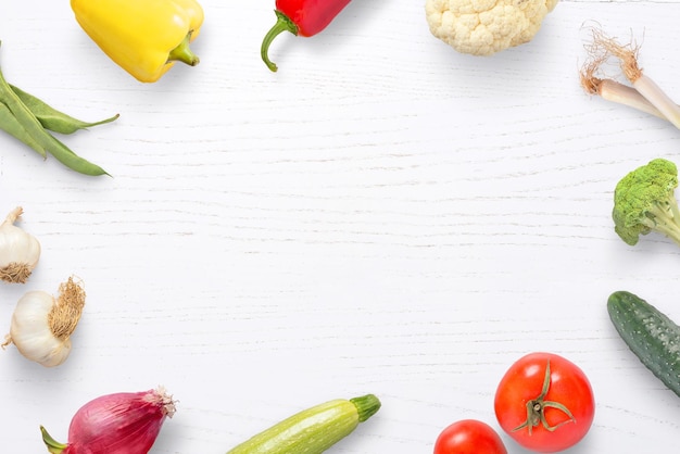 Composición de verduras planas en un escritorio de madera blanca Espacio libre en el medio para la promoción del logotipo de texto