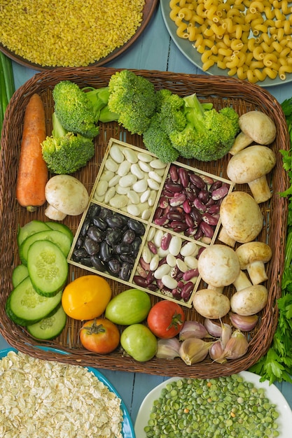 Foto composición de verduras sobre un fondo de madera, vista superior, nutrición adecuada, productos saludables