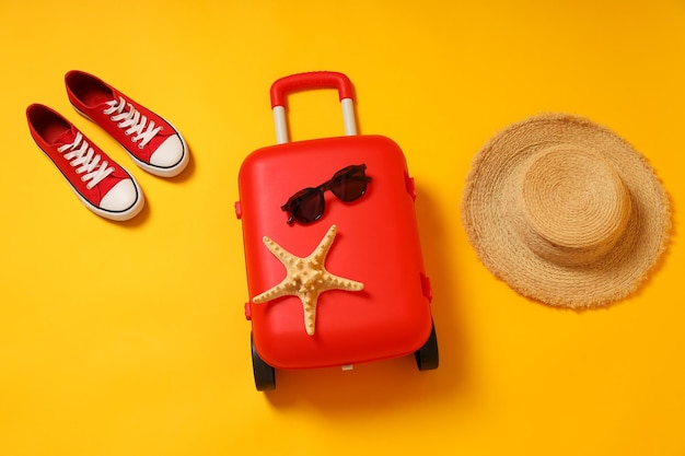 Composición de viajes y vacaciones con maleta.