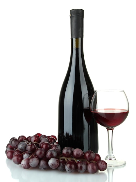 Composición de vino y uvas aislado en blanco