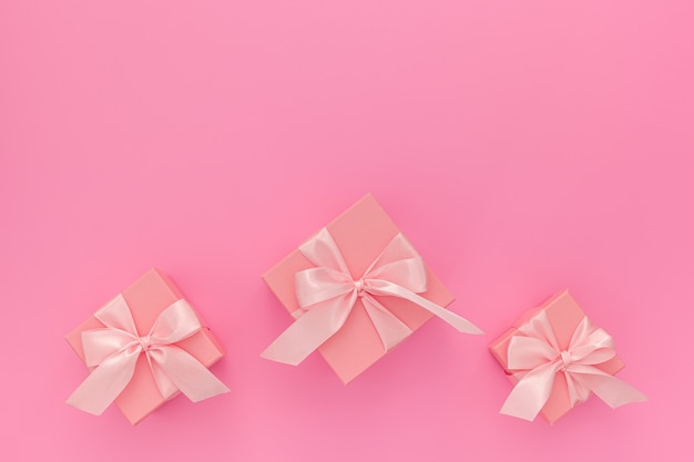 composición de la vista superior: tres cajas de regalo rosa con cinta