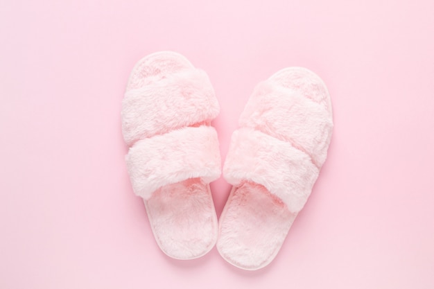 Composición de zapatillas de piel sintética en rosa claro