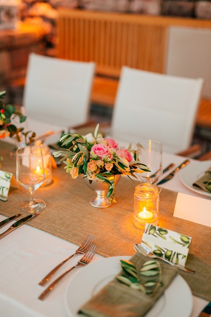 Composições de flores na mesa de casamento em decorações de casamento de estilo rústico