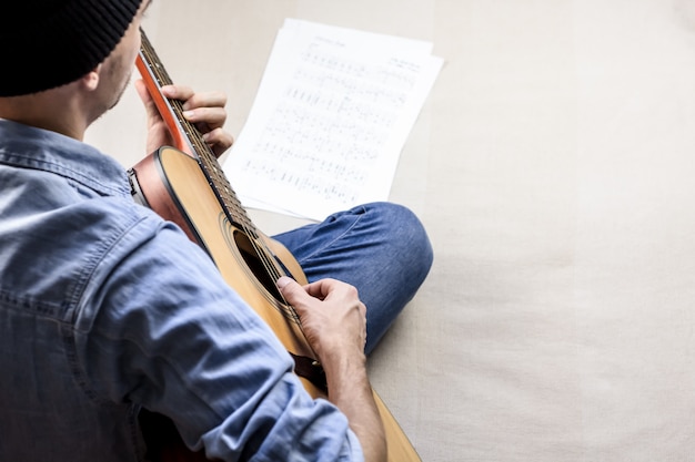 Compositor cantor toca música de guias de partituras