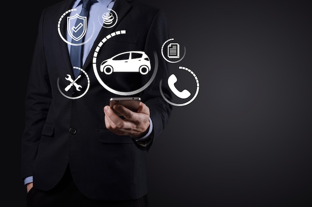 Composto digital de homem segurando ícone de carro Seguro automóvel e conceito de serviços de carro Empresário com gesto de oferta e ícone de carro
