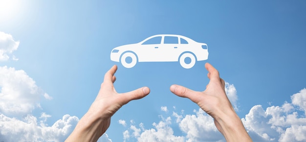 Composto digital de homem segurando ícone de carroseguro de automóvel e conceito de serviços de carro empresário com gesto de oferta e ícone de carro