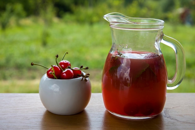 Compota con cerezas y menta