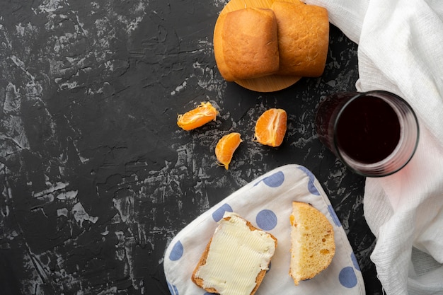 Compota de casa quente fresca fervida e pães leves sobre uma superfície de grunge