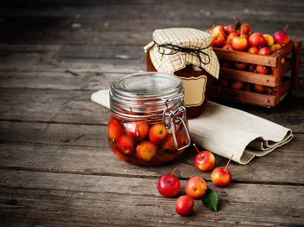 Compota de maçã em frutas jar e apple. outono ainda a vida.