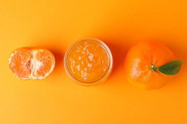 Compota de mandarim e ingredientes em fundo laranja