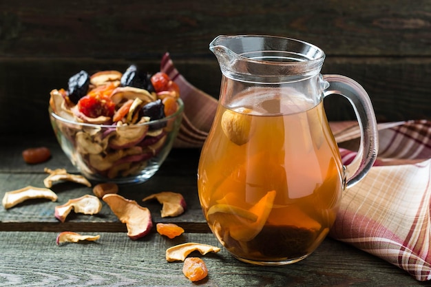 Compota de frutas secas y frutas secas variadas en un tazón