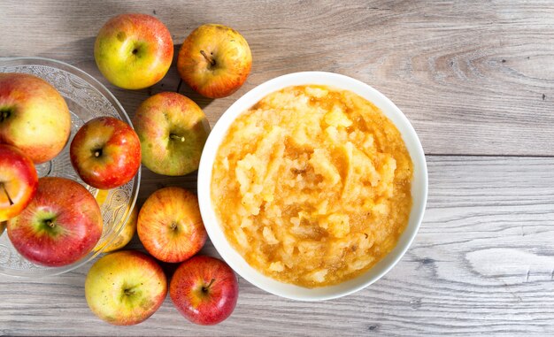 Compota de manzanas con manzanas en una mesa de madera