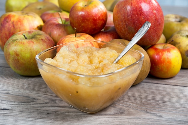 Compota de manzanas con manzanas en una mesa de madera