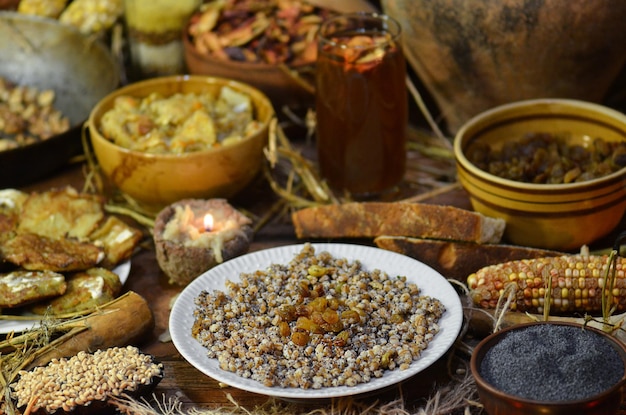 Compota navideña tradicional ucraniana de frutos secos Kutya con nueces de trigo y pasas