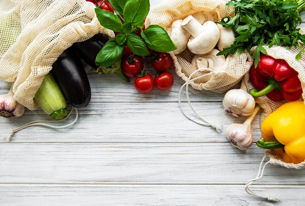 Compra de alimentos sin desperdicio. bolsas eco naturales con verduras