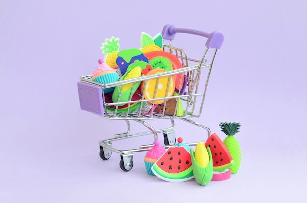 La compra de alimentos y frutas dieta en línea. Carrito de compras