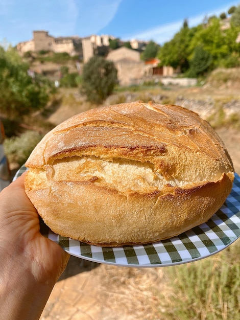 Compra de pão redondo rústico em Pedraza, cidade medieval de Segóvia na Espanha