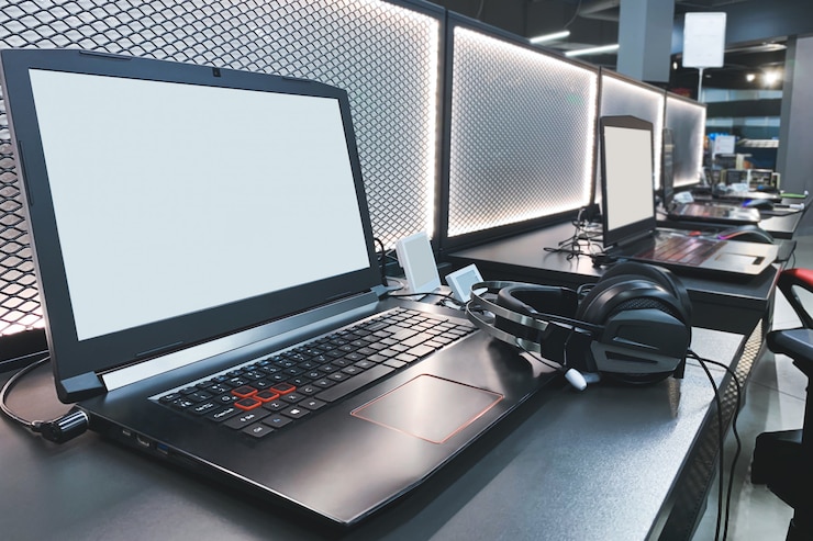 Foto compra de equipos para juegos profesionales en la tienda de tecnología, concepto de ciberpuerto. club de computacion. mesa con portátiles para juegos.
