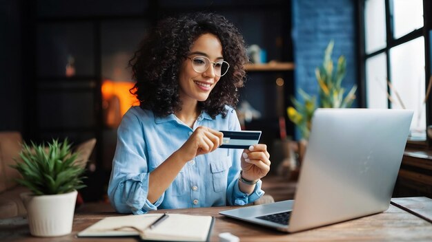 Compra por Internet persona que compra en una tienda en línea con tarjeta de crédito