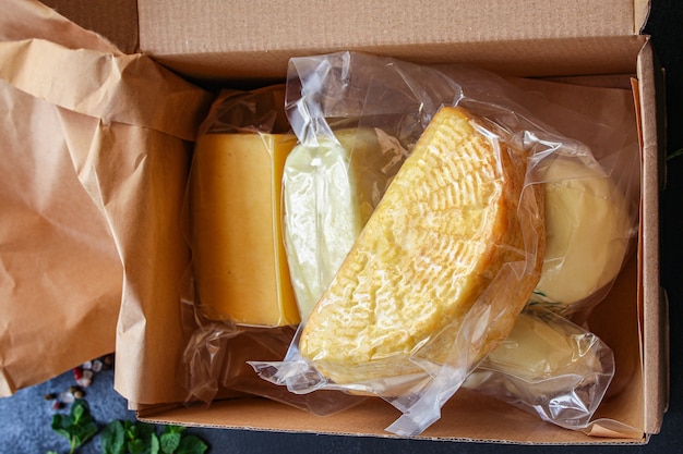 Foto compra de queso, muchos tipos diferentes de piezas en lonchas empaquetadas