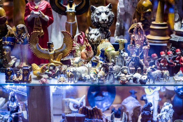Compra con souvenirs egipcios para turistas