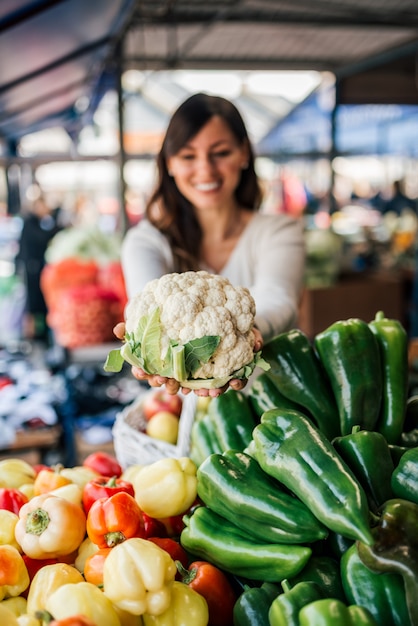 Foto compra de verduras frescas. centrarse en el primer plano