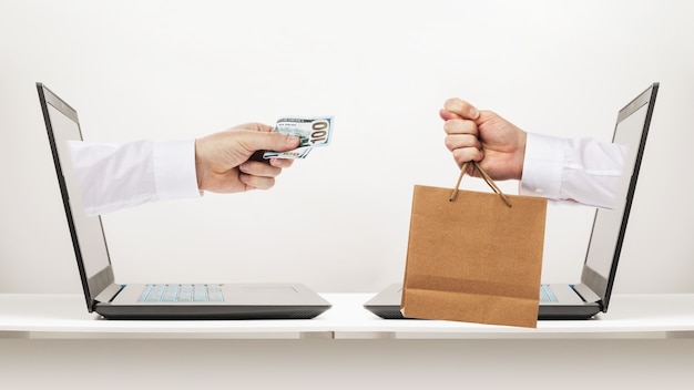 El comprador da dinero por el producto y el vendedor muestra un higo en lugar de un producto un concepto sobre el tema del fraude en línea cuando compra en línea