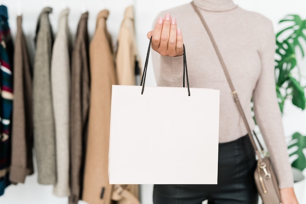 Foto comprador femenino con estilo joven con bolso