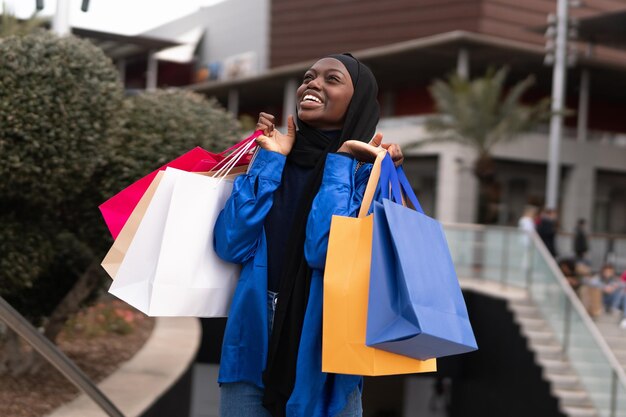 Comprador musulmán que se ríe en la calle