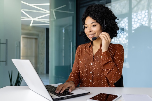 Comprador on-line do funcionário de atendimento ao cliente com fone de ouvido para videochamada com laptop dentro do escritório