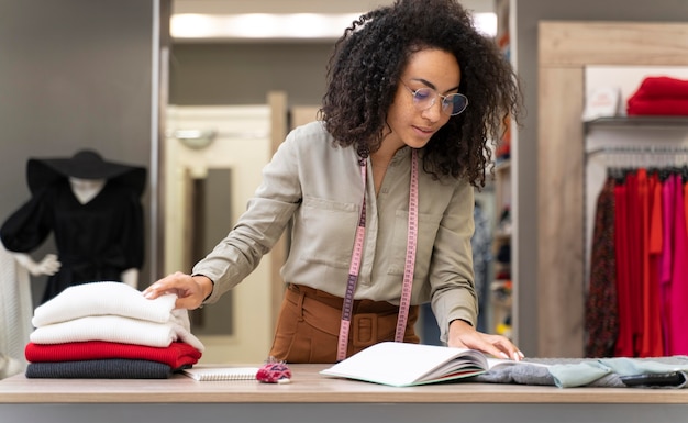 Comprador personal femenino trabajando