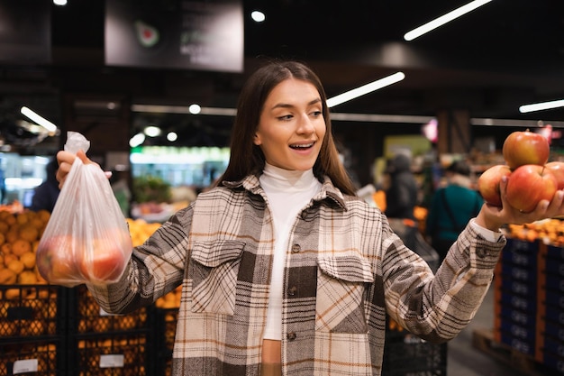 Compradora de comestibles se opone al uso de bolsas de plástico