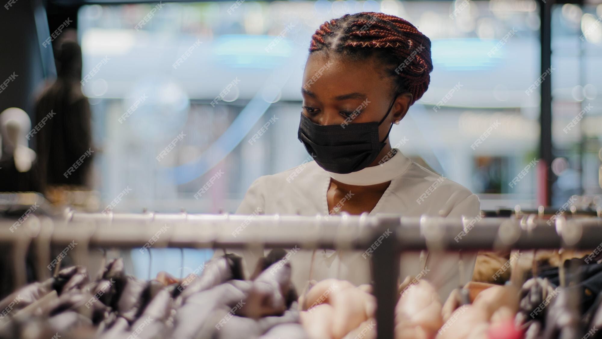 Foto Recortada De Uma Garota Americana Positiva Desfruta De Um