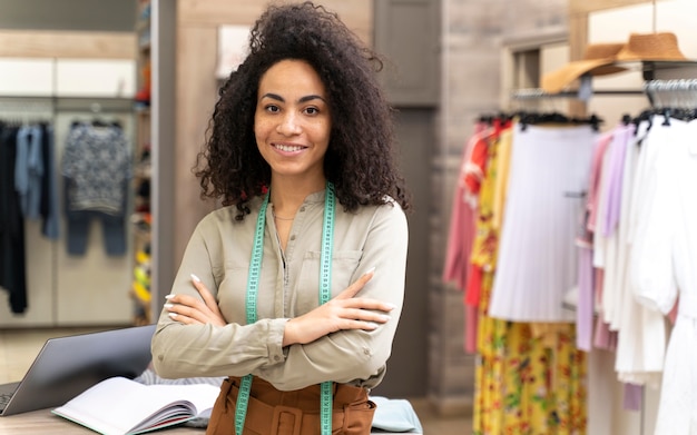 Foto compradora pessoal feminina trabalhando