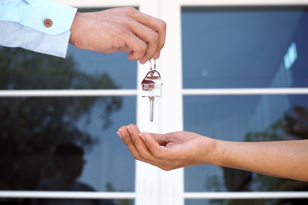 Foto los compradores de casas se llevan las llaves de los vendedores. vende tu casa, alquila casa y compra ideas.