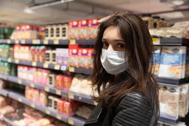 Compradores em um grande shopping center em Kiev compram produtos essenciais durante a pandemia do coronavírus