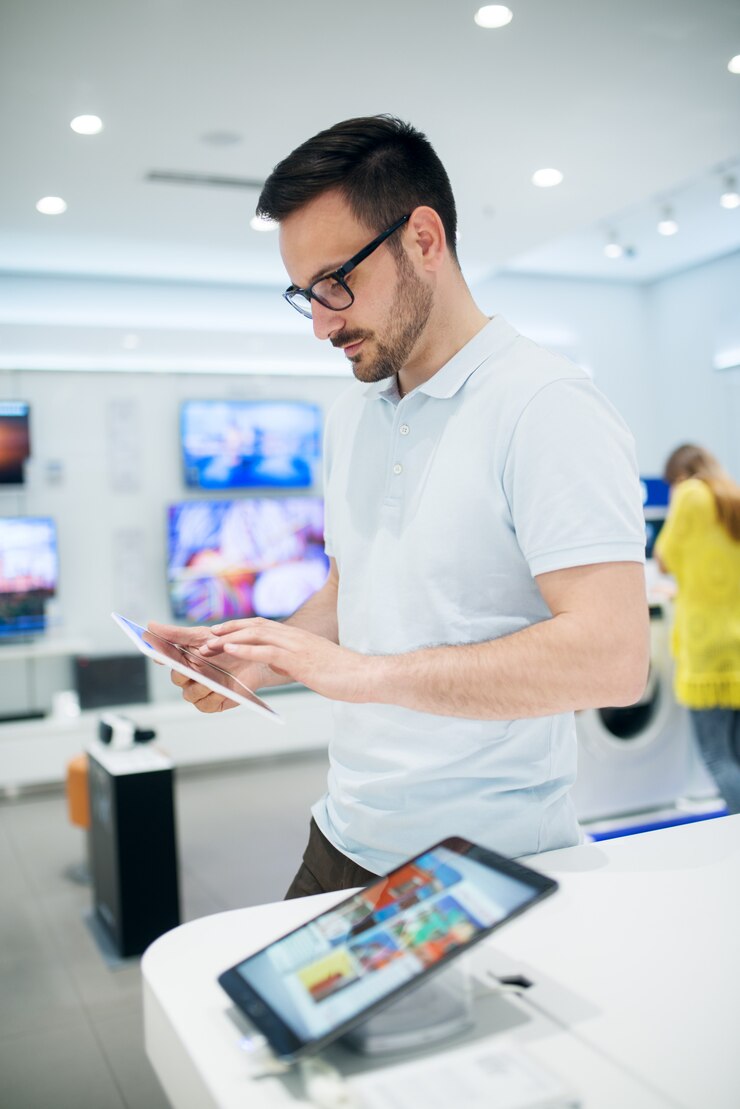 Foto comprando novo tablet na loja de tecnologia. procurando uma nova paz de gadget tecnológico.