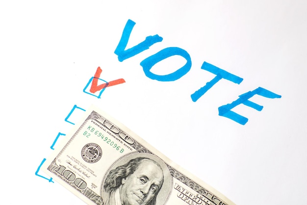 Comprando votos do conceito de eleitores Vote em dólares em um fundo branco