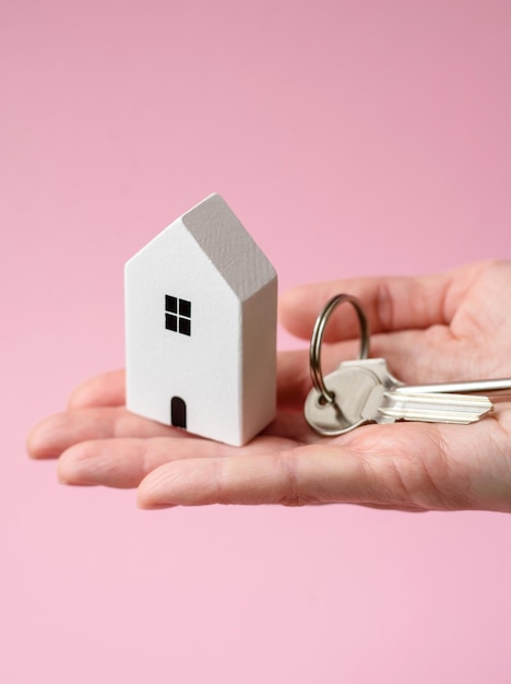 Comprar una casa, una propiedad para el negocio o la vida, un concepto con la mano humana.