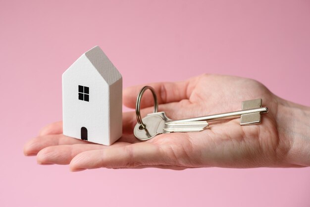 Comprar una casa, una propiedad para el negocio o la vida, un concepto con la mano humana.