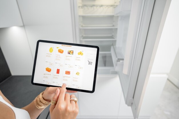 Comprar comestibles en línea con una tableta digital